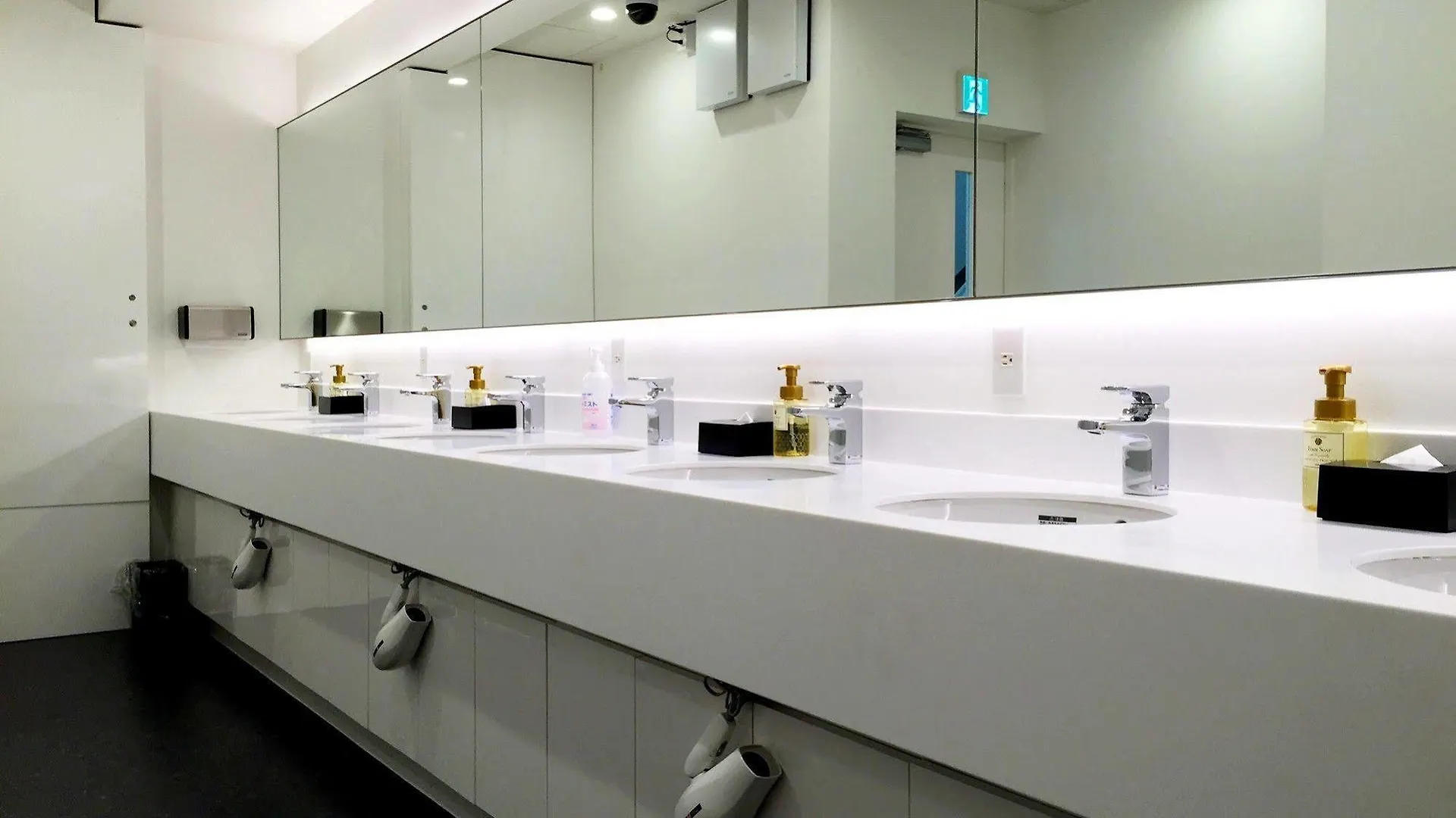 ** Capsule hotel Tokyo Ariake Bay Hotel Japan